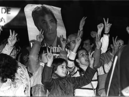 Simpatizantes del PSOE celebran la victoria socialista en 1982.