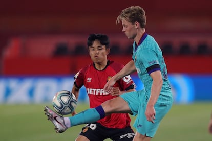 De Jong y Kubo pelean por el balón en el Mallorca-Barça.