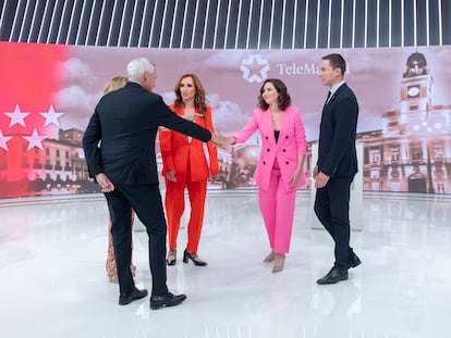 El moderador del debate, Víctor Arribas, saluda a los candidatos a la Presidencia de la Comunidad de Madrid antes del inicio del encuentro celebrado este martes.