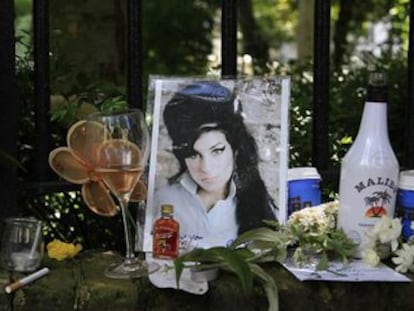 Flores y otros objetos depositados este domingo ante la casa en el norte de Londres de la cantante Amy Winehouse, que falleció el sábado.