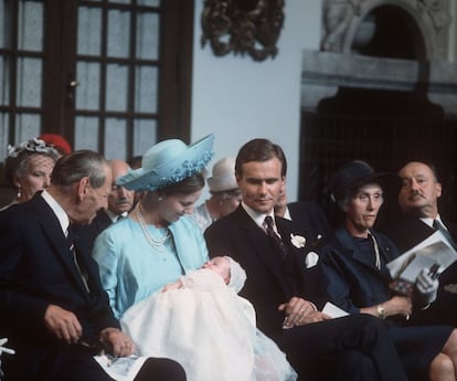 Bautizo de Federico de Dinamarca en 1968. En la imágen, la reina Margarita sostiene al heredero al trono ante la mirada de Enrique de Dinamarca.