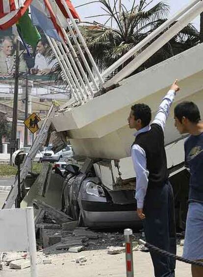 Vecinos de Antofagasta, al norte de Chile, ante un hotel destruido.