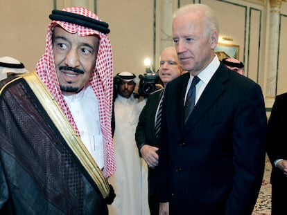 El rey Salmán de Arabia Saudí con Joe Biden en 2011, cuando éste era vicepresidente de Estados Unidos, en Riad.