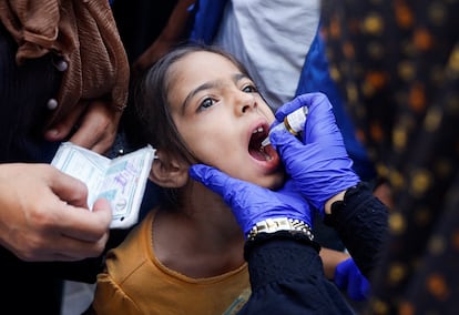 Una niña recibe la vacuna de la polio, el 5 de septiembre de 2024. 