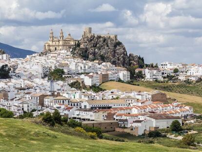 Vista de Olvera (Cádiz), donde destacan las siluetas de la iglesia de Nuestra Señora de la Encarnación y el castillo.