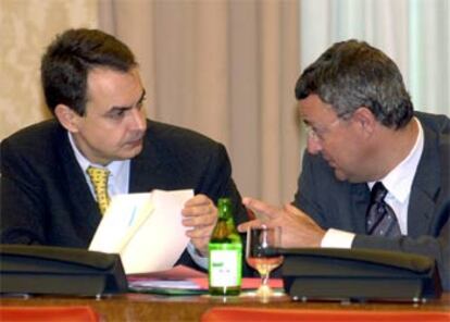 El líder del PSOE, José Luis Rodríguez Zapatero (izqda.), y el portavoz del partido en el Congreso, Jesús Caldera (dcha), hoy en la Diputación Permanente.