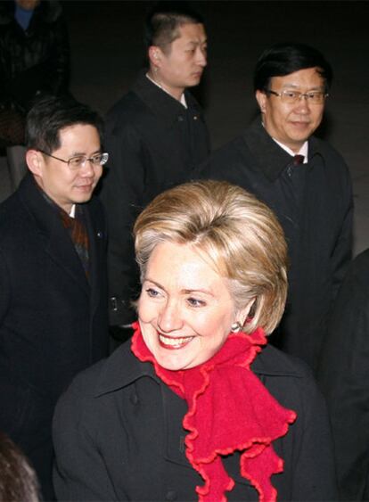Hillary Clinton, en el aeropuerto de Pekín tras llegar a China.