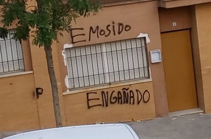 Pintada con errores lingüísticos convertida ya en meme en la cultura popular.