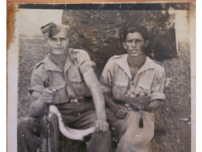 Vicente López Nieto with a comrade during the Battle of the Ebro, in an image provided by his granddaughter, Amalia Barrajón López, to the Virtual Museum of the Spanish Civil War.