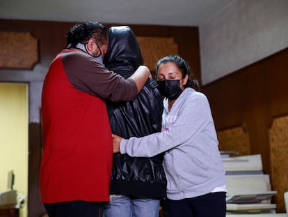 Raúl y María abrazan a su hijo, menor de 15 años presuntamente abusado por diputado Benjamín Saul Huerta