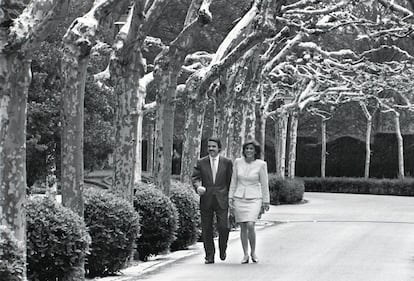 José María Aznar, nuevo presidente en 1996, llega caminando al palacio junto a su mujer, Ana Botella, tras jurar el cargo ante el Rey.