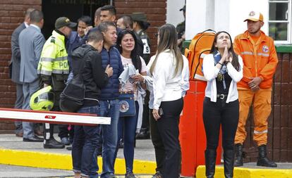 Familiares das vítimas na entrada da academia de polícia de Bogotá.