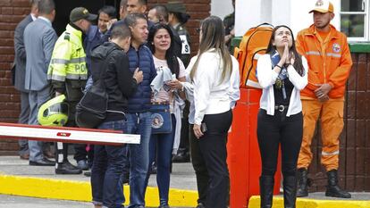 Familiares das vítimas na entrada da academia de polícia de Bogotá.