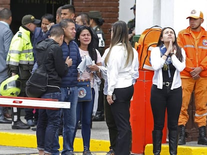 Familiares das vítimas na entrada da academia de polícia de Bogotá.