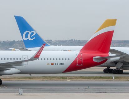 Dos aviones en el aeropuerto Adolfo Suarez Madrid-Barajas el 2 de enero de 2024.