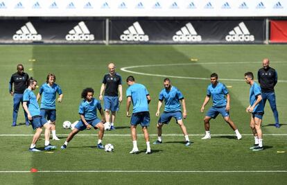 Los jugadores del Real Madrid en el entrenamiento de este martes.