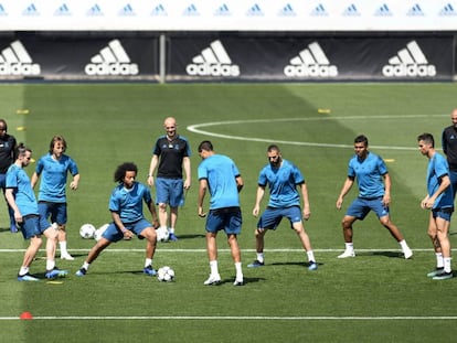 Los jugadores del Real Madrid en el entrenamiento de este martes. 