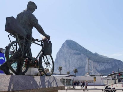 Vista de la frontera con Gibraltar desde La Línea (Cádiz), donde se encuentra la aduana con el territorio británico. 