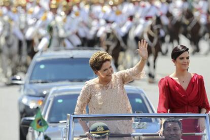La presidenta brasileña, Dilma Rousseff, junto a su hija, Paula, saluda a bordo de un Rolls Royce mientras se dirige al Palacio de Planalto, para la ceremonia de investidura