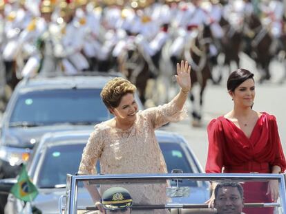 La presidenta brasile&ntilde;a, Dilma Rousseff, junto a su hija, Paula, saluda a bordo de un Rolls Royce mientras se dirige al Palacio de Planalto, para la ceremonia de investidura
