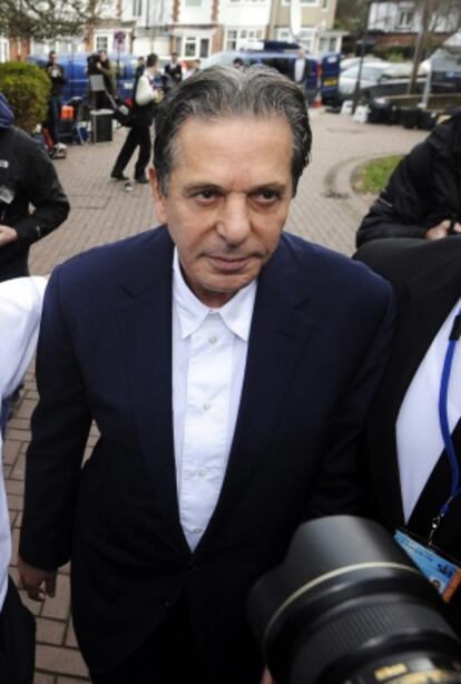 El millonario británico Charles Saatchi llega al tribunal de Isleworth.