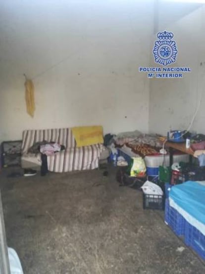 Imagen distribuida por la policía del lugar donde dormían los inmigrantes. 