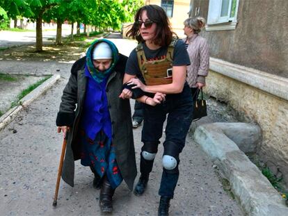 Emma Igual ayudaba a una anciana durante una evacuación en Siversk, el 9 de mayo de 2022. Imagen publicada en la cuenta de Instagram de la ONG Road to Relief.