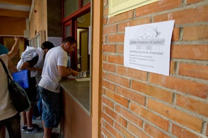 Alumnnos matricul&aacute;ndose en un campus. 