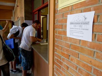 Alumnnes matriculant-se en un campus.