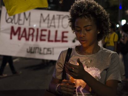 Una manifestante durante la marcha por el asesinato de Marielle Franco, en 2018.