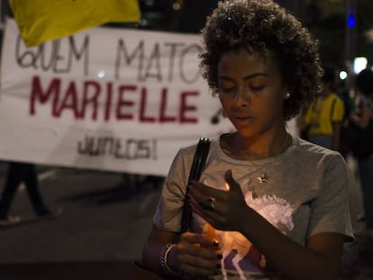 Manifestante durante marcha de protesto contra o assassinato de Marielle Franco, em 2018.