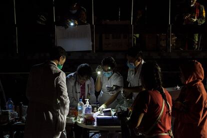 Los doctores en la zona examinan los medicamentos donados que han recibido.