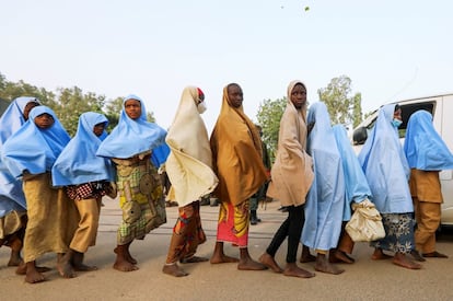 Las 279 jóvenes estudiantes secuestradas la pasada semana en un instituto de secundaria del noroeste de Nigeria han sido liberadas este martes de madrugada, según ha informado el gobernador del Estado de Zamfara, Bello Matawalle, quien aseguró no haber pagado rescate alguno, pero reconoció haber negociado con los secuestradores y ofrecerles amnistía si entregaban las armas. En la imagen, las niñas secuestradas hacen fila tras su liberación este martes.