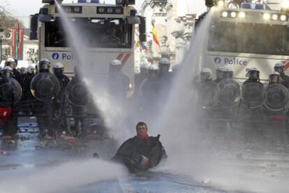Protestas ayer en Bruselas contra el Pacto del Euro.