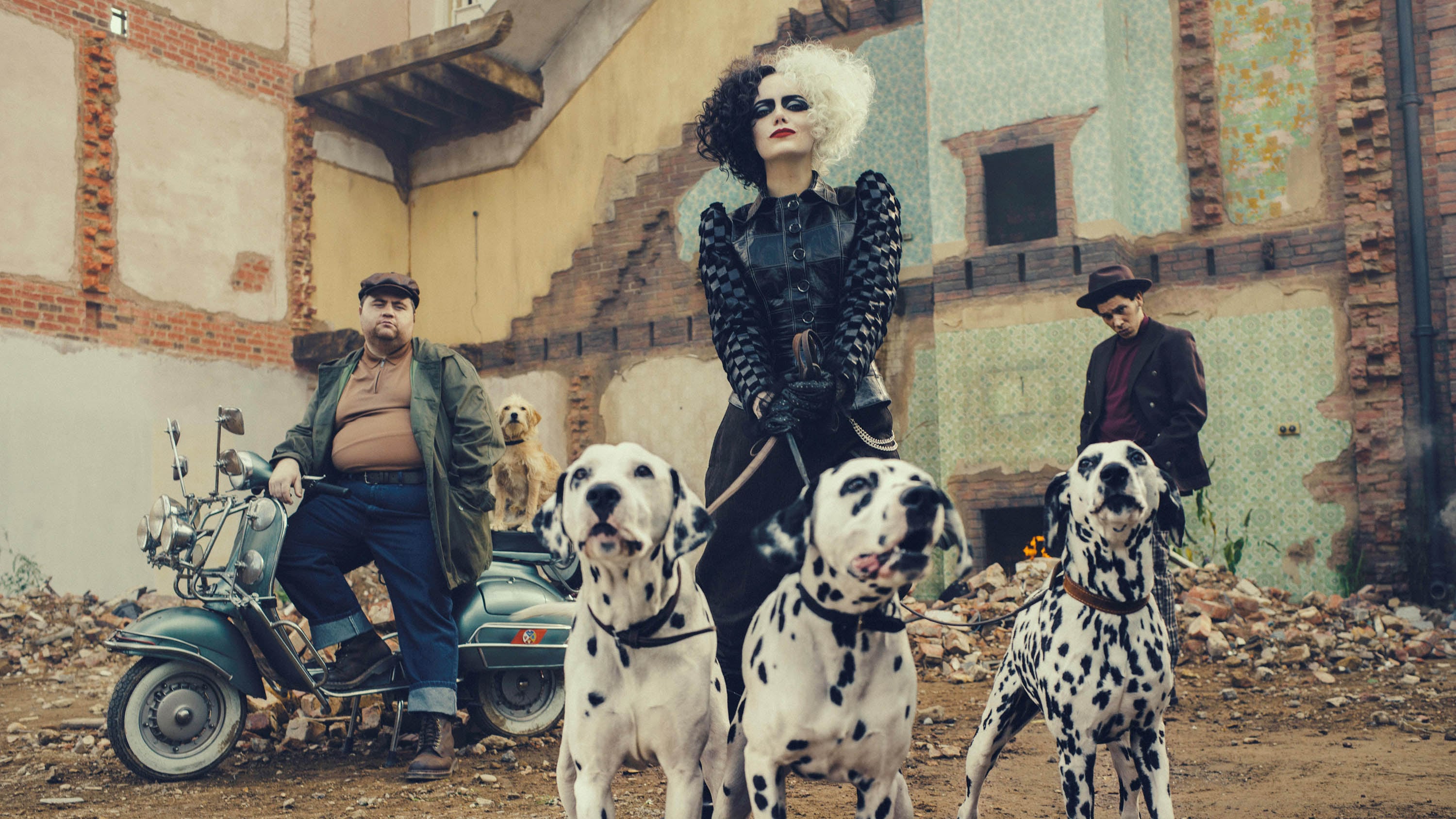 Emma Stone como Cruella de Vil, en 'Cruella'.