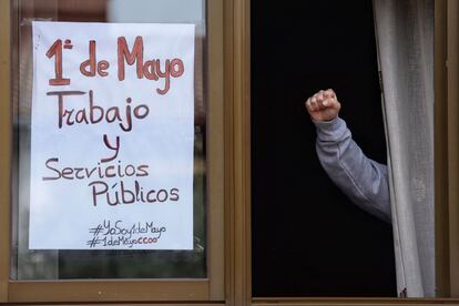 Los sindicatos CC OO y UGT han hecho un llamamiento a la ciudadanía a participar en la celebración de este 1 de Mayo desde las redes sociales y en sus casas en lugar de la calle, debido al estado de alarma por el coronavirus, por considerar que esta jornada adquiere este año más sentido que nunca por la necesidad de "salud, trabajo y justicia social".