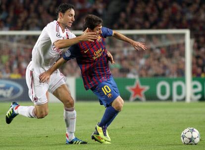 Messi intenta escaparse de Van Bommel, protagonista ayer de una rueda de prensa en la que le preguntaron con insistencia por su duro marcaje a Iniesta en la final del Mundial.