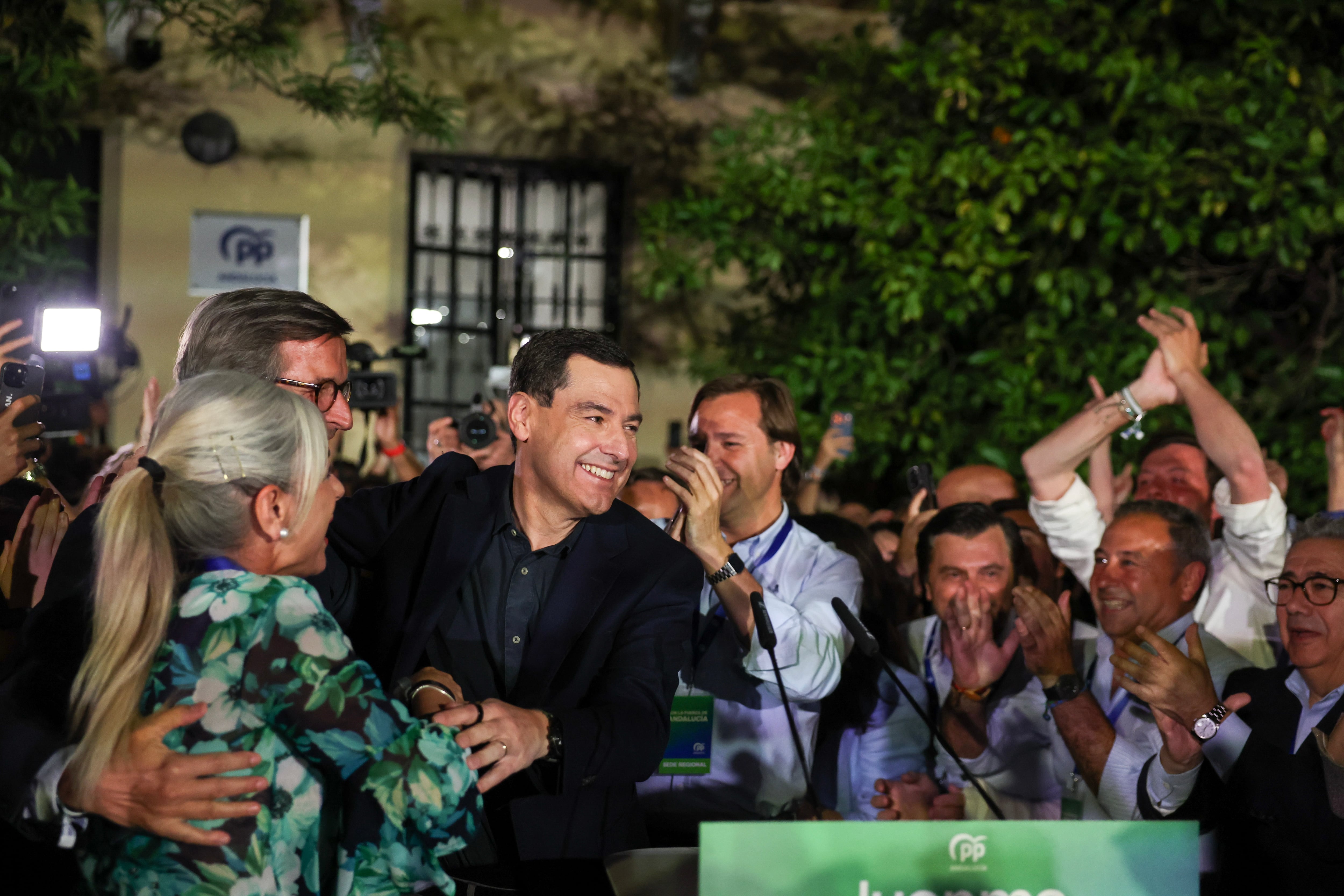 Juan Manuel Moreno, este domingo tras conocer los resultados, a las puertas de la sede del PP andaluz, en Sevilla.