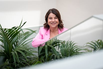 Anna Payet, responsable del hotel Casa Cacao, en Girona, en la escalera con vegetación natural del alojamiento.