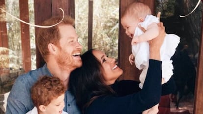 La felicitación de Navidad de 2021 de Enrique de Inglaterra y Meghan Markle junto a sus hijos Archie y Lilibet Diana.