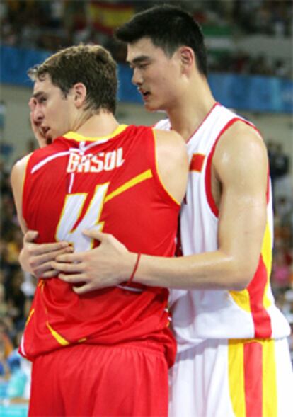 Yao Ming se disculpa con Gasol tras un encontronazo.