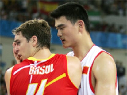 Yao Ming se disculpa con Gasol tras un encontronazo.