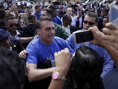 El presidente de Brasil, jair Bolsonaro, saluda a sus seguidores durante la Marcha por Jesús, celebrada en Brasilia el 10 de agosto pasado.