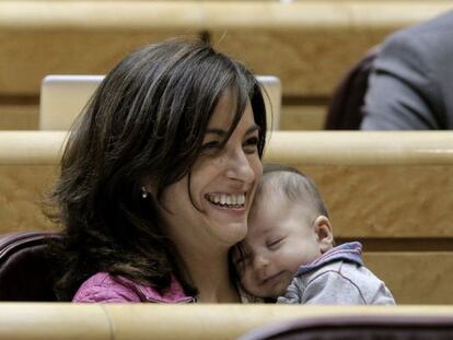 La senadora de Entesa Yolanda Pineda, del PSC, con su hijo Narc&iacute;s en brazos.