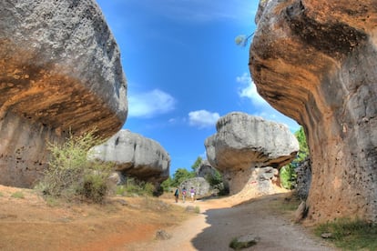 Figuras de formas casi humanas, pero moldeadas por los antojos calcáreos de este rincón de Cuenca, son un escenario fabuloso para regalar la retina de pequeños y mayores. Para ello basta realizar un sencillo recorrido por esa maravilla nunca olvidada que es la <a href="https://www.ciudadencantada.es/" target="_blank">Ciudad Encantada</a>, instalada en el imaginario de todas las generaciones de amantes de las naturalezas más arbitrarias.