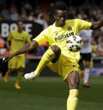 Eric Bailly, del Villarreal, controla un balón.