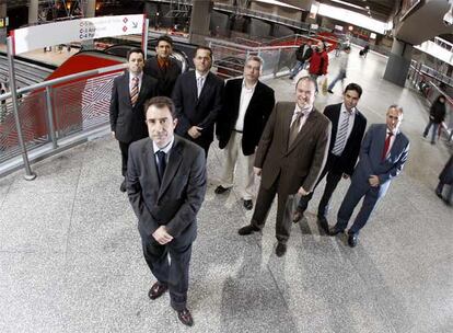 Lucas Calzado, director de Cercanías Madrid, delante de sus principales colaboradores, en la estación de tren de Atocha.