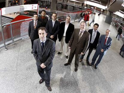 Lucas Calzado, director de Cercanías Madrid, delante de sus principales colaboradores, en la estación de tren de Atocha.