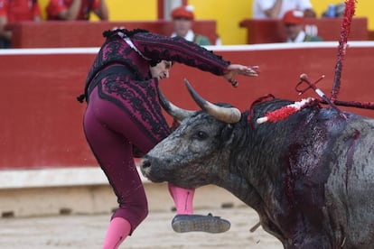 Javier Castaño sufrió una terrorífica voltereta al entrar a matar al cuarto toro de la tarde.