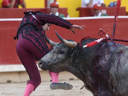 Javier Castaño sufrió una terrorífica voltereta al entrar a matar al cuarto toro de la tarde.